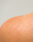 Close-up van magnesiumdruppels die op de huid worden aangebracht. Hoogwaardige magnesiumsuppletie voor directe huidtoepassing, ontspanning van spieren, spierherstel, verbeterde slaap en ondersteuning van bot- en hartgezondheid. Verkrijgbaar in onze webshop.