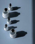 Foto van een magnesiumflesje dat naast een grotere hervulfles staat. Op onze website kun je eenvoudig dit magnesiumproduct kopen en bijvullen, voor dagelijkse suppletie, spierontspanning en ondersteuning van de magnesiumbalans.