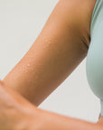 Magnesium olie spray op de arm