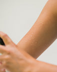 Vrouw brengt onze OMg magnesiumspray aan op haar arm. Ontspan je spieren en verbeter je herstel met pure magnesium olie spray. 100% natuurlijk, snel opneembaar en ideaal voor dagelijks gebruik.Verkrijgbaar in onze gespecialiseerde webshop.