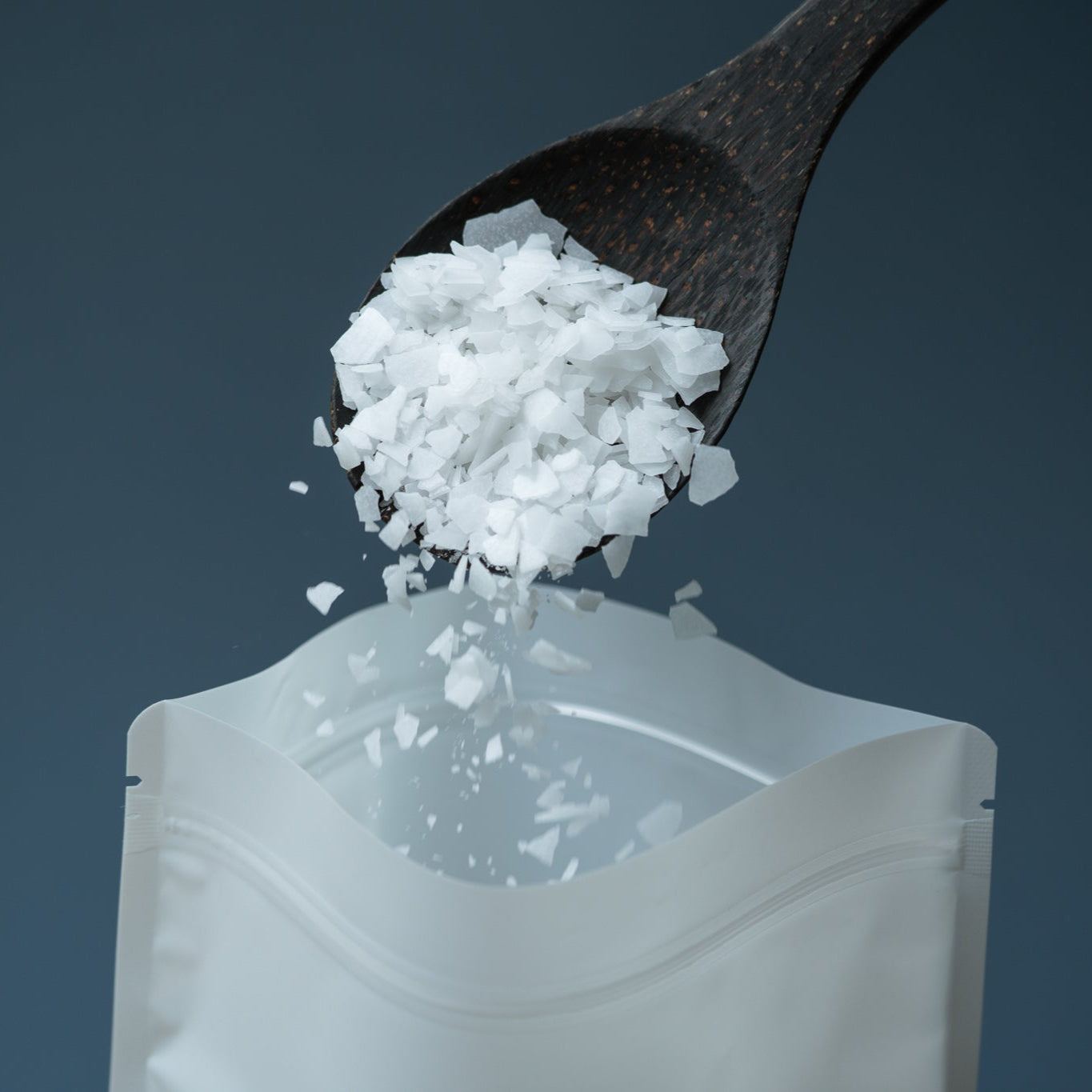 Foto van een verpakking die wordt gevuld met onze puurste magnesium badzout. Ideaal voor ontspannende baden, spierherstel en dagelijkse magnesiumsuppletie. Verkrijgbaar in onze webshop voor eenvoudig bestellen.