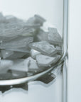 Close-up foto van onze puurste zechstein magnesiumvlokken. Ondersteunt diepe slaap, ontspanning van spieren, gezonde stressniveaus, stabiele bloedsuikers, hart- en botgezondheid en kan helpen bij PMS en hormonale balans. Gemakkelijk te bestellen via onze webshop