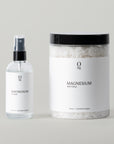 Foto van onze 100ml magnesiumspray naast 750 gram pure magnesiumvlokken. Ideaal voor dagelijkse huidtoepassing, ontspannende baden en ondersteuning van spierontspanning, welzijn en een gezonde magnesiumbalans. Verkrijgbaar in onze webshop.