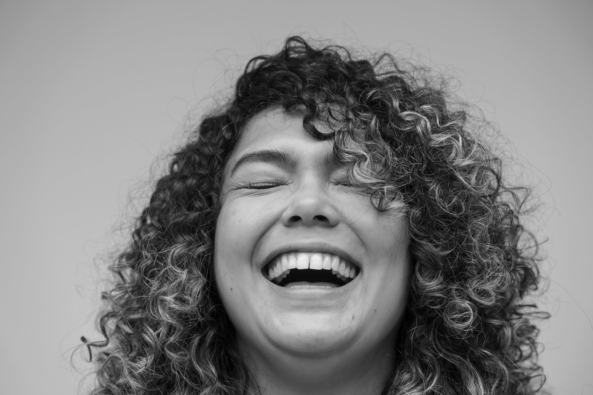 Vrouw met grote glimlach