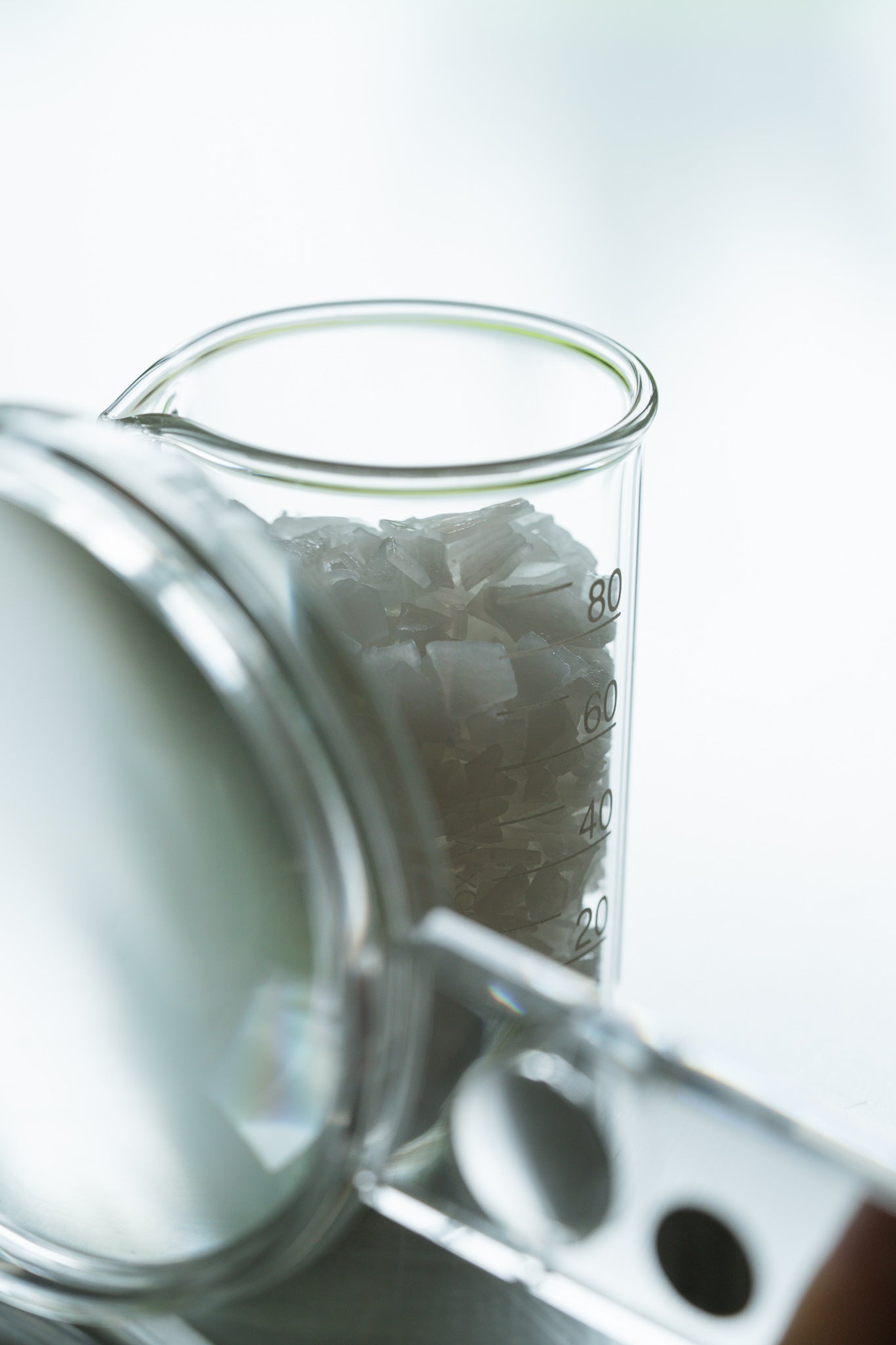 Magnesium flakes met een vergrootglas