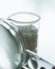 Magnesium flakes met een vergrootglas