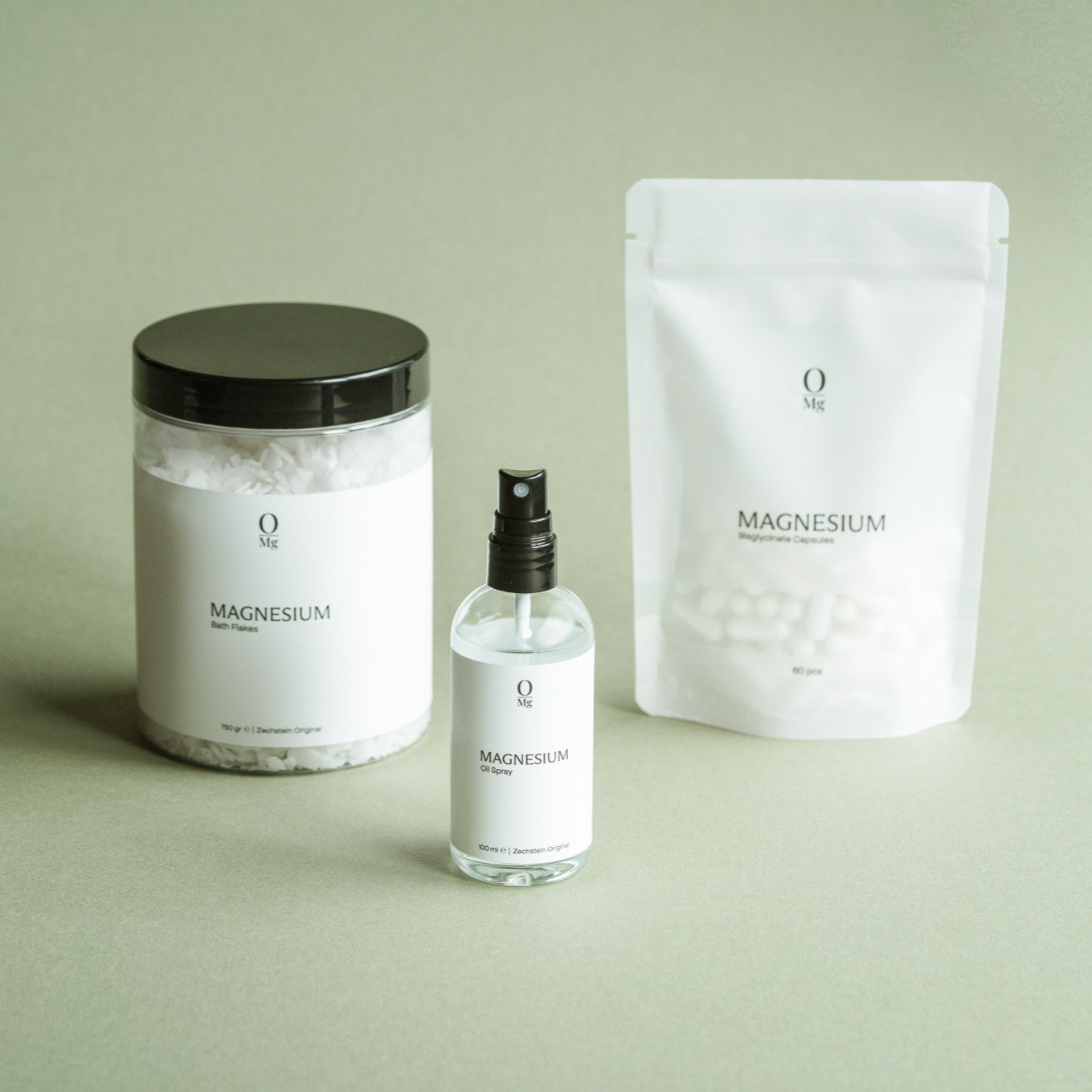 Magnesium badvlokken, olie en capsules op groene achtergrond