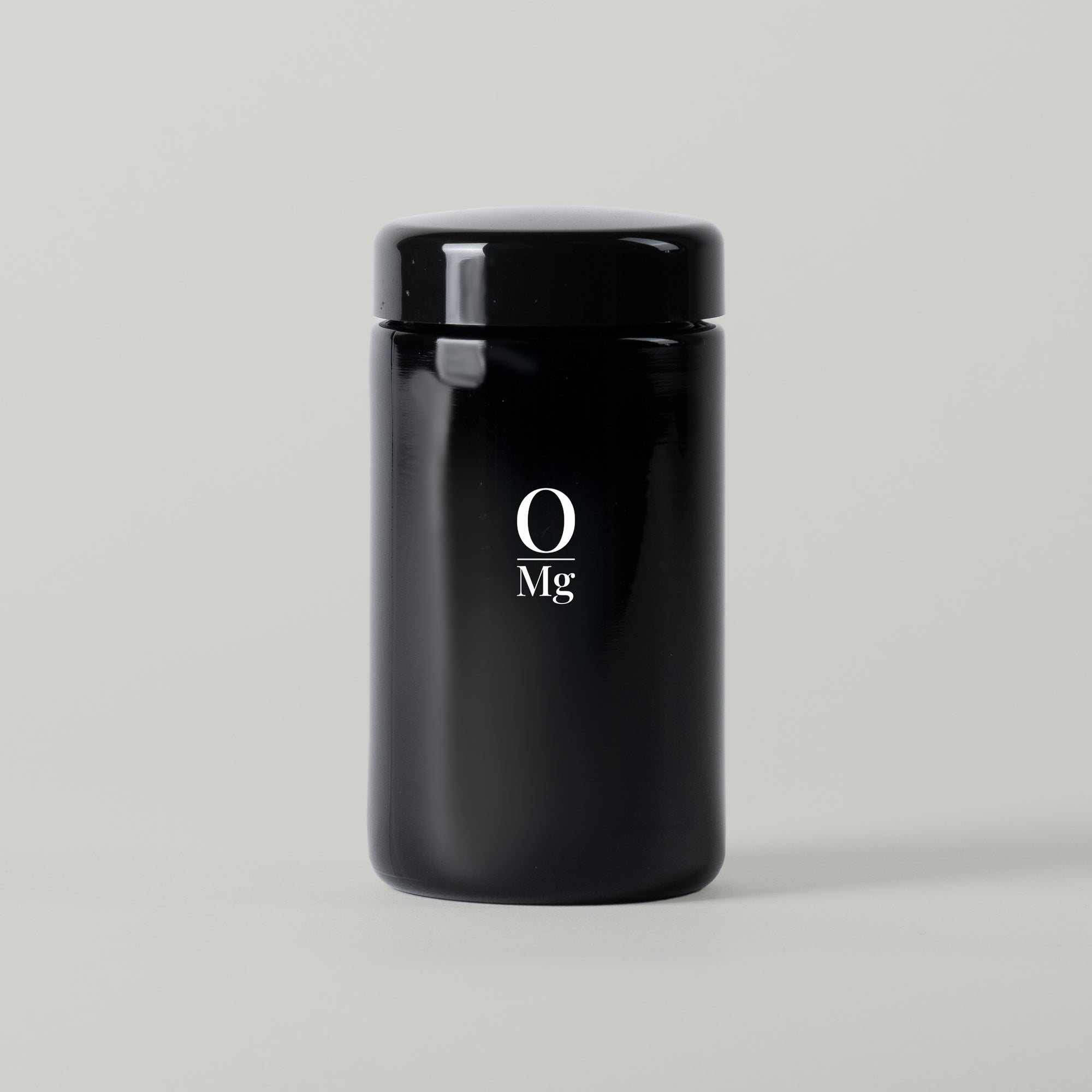 foto van een stijlvolle glaze bewaarpot gevuld met magnesiumcapsules, ideaal voor georganiseerde opslag van magnesiumsupplementen. Magnesium verhoogt welzijn, ondersteunt spierontspanning en stressvermindering, en combineert functionaliteit met elegant design