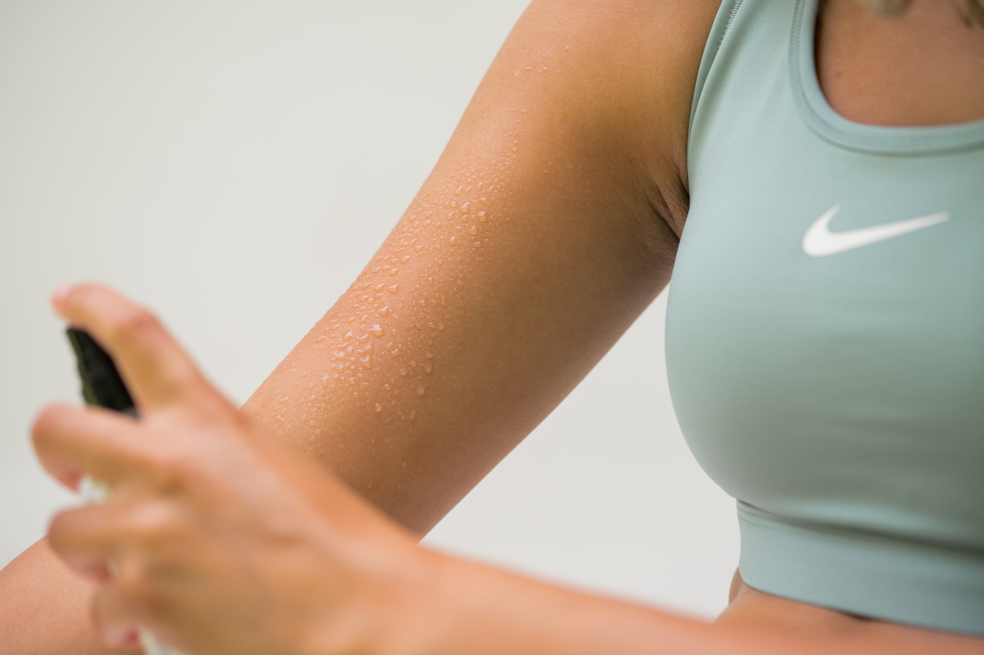 Magnesium olie spray op de arm