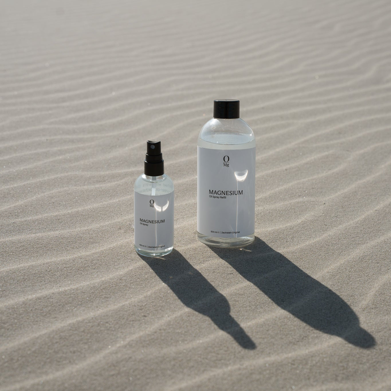 Foto van de 100ml magnesiumolie spray naast de 500ml navul fles. Handige combinatie om dagelijks te gebruiken voor huidtoepassing en eenvoudig bij te vullen. Deze magnesium producten zijn direct verkrijgbaar in onze webshop.