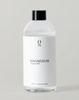 Close-up van onze 500ml navulfles magnesiumolie. Verzorgende magnesium olie, ontsnappende magnesium olie voor je huid.  Verkrijgbaar in onze webshop.