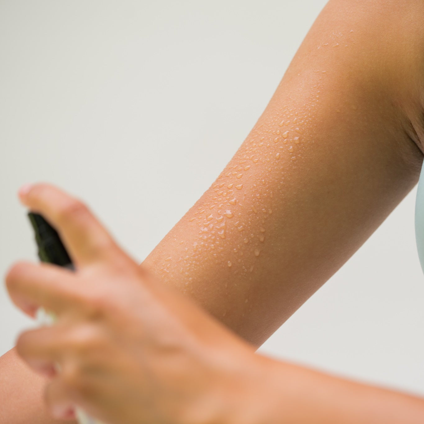 Vrouw brengt onze OMg magnesiumspray aan op haar arm. Ontspan je spieren en verbeter je herstel met pure magnesium olie spray. 100% natuurlijk, snel opneembaar en ideaal voor dagelijks gebruik.Verkrijgbaar in onze gespecialiseerde webshop.