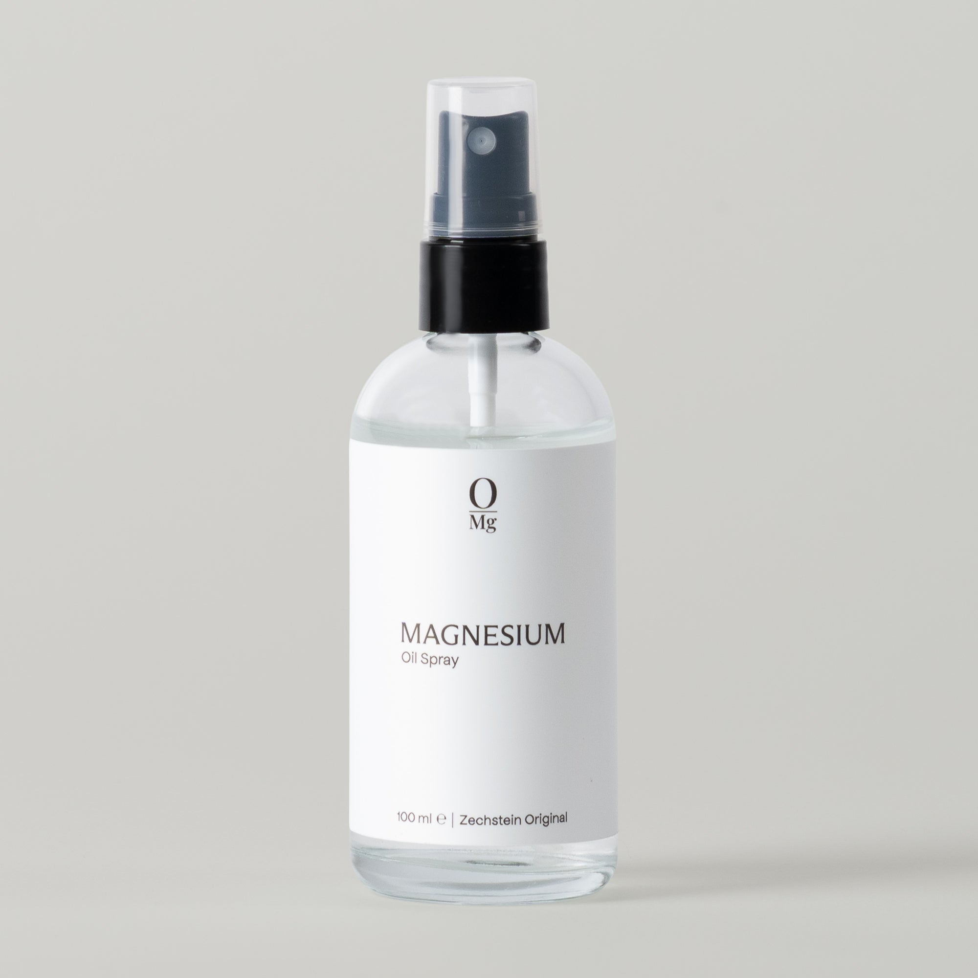 Close-up van onze puurste magnesiumolie spray. Hoogwaardige magnesiumsuppletie voor huidtoepassing, ontspanning van spieren, spierherstel, verbeterde slaap en ondersteuning van hart- en botgezondheid. Verkrijgbaar in onze gespecialiseerde webshop met uitgebreide kennis van magnesiumproducten.