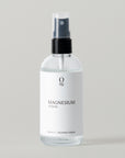 Close-up van onze puurste magnesiumolie spray. Hoogwaardige magnesiumsuppletie voor huidtoepassing, ontspanning van spieren, spierherstel, verbeterde slaap en ondersteuning van hart- en botgezondheid. Verkrijgbaar in onze gespecialiseerde webshop met uitgebreide kennis van magnesiumproducten.