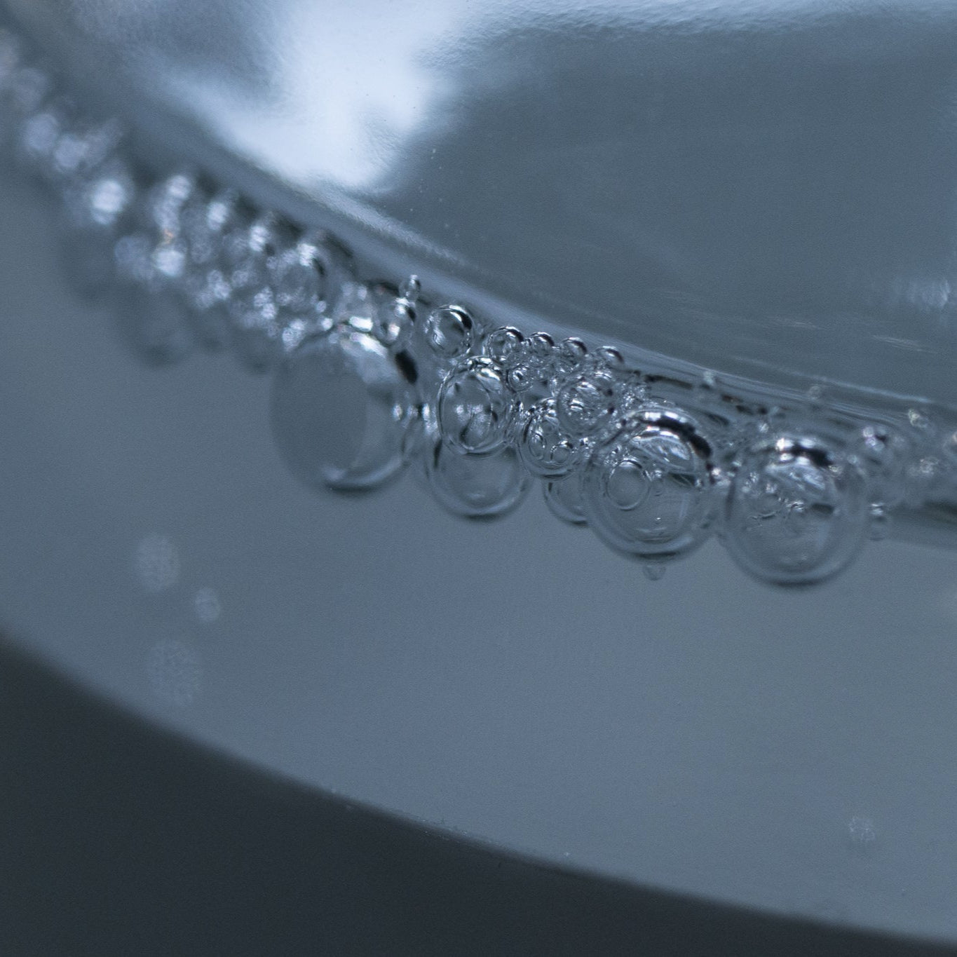 Close-up van bubbels in onze magnesiumolie, zonder toevoegingen. Beste magnesium olie voor sporters. Te bestellen in onze webshop.