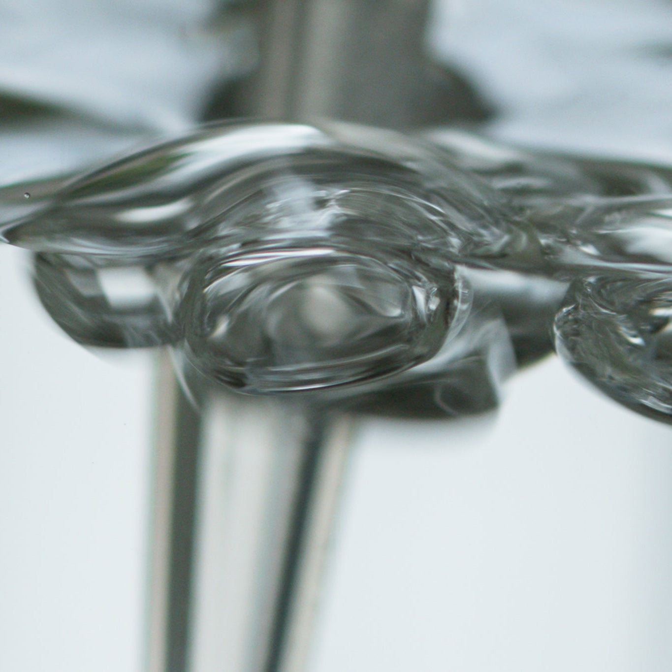 Close-up van onze puurste magnesiumolie in een flesje. Magnesium Olie Spray – Zuiver, Natuurlijk & Effectief tegen Spierpijn. Verkrijgbaar in onze gespecialiseerde webshop met uitgebreide kennis van magnesiumproducten en dagelijkse magnesiumsuppletie.