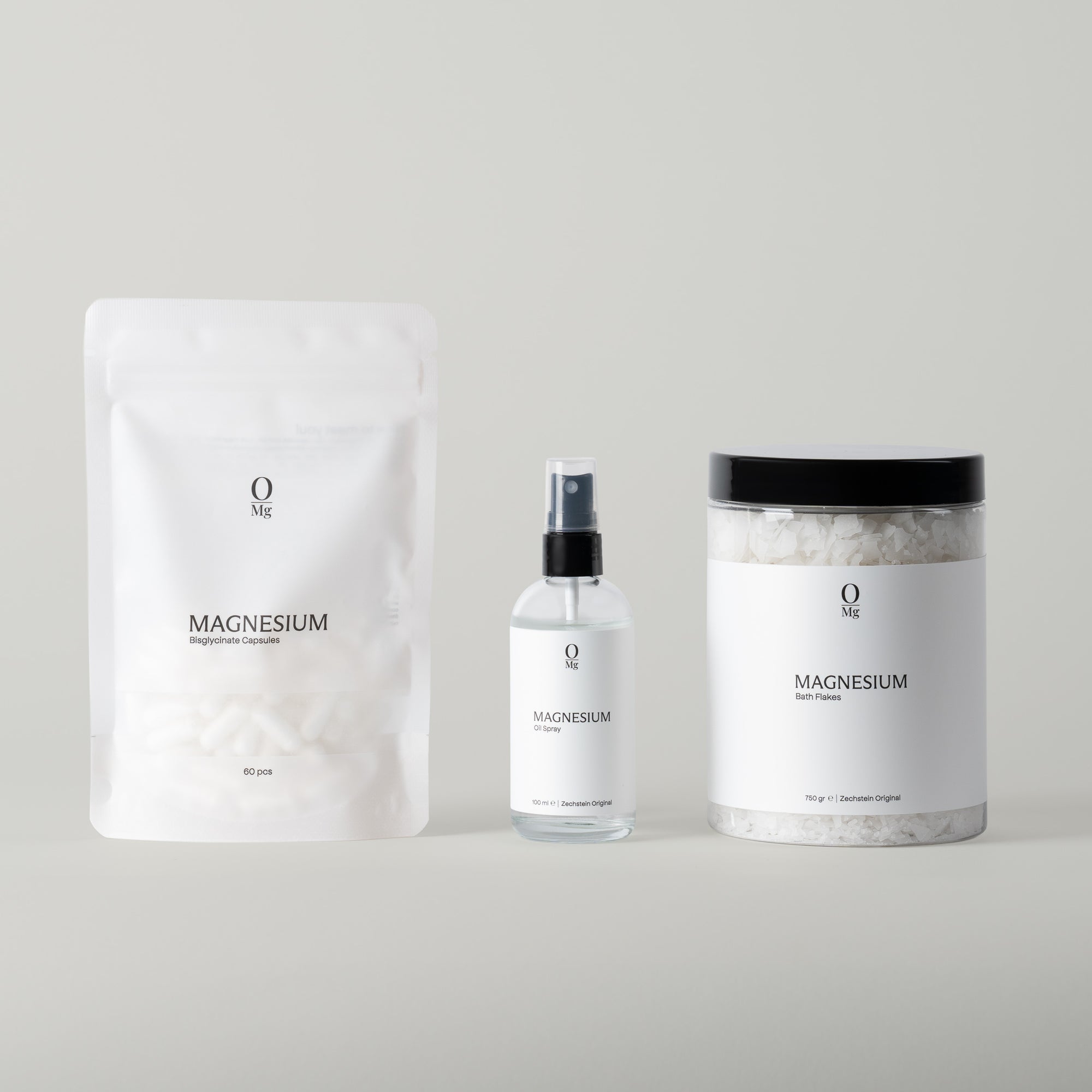 Foto van ons complete magnesiumassortiment: Biglysinaat magnesiumcapsules, 100ml magnesiumspray en 750 gram oplosbare magnesiumvlokken. Geschikt voor dagelijkse suppletie, spierontspanning, ontspanning en ondersteuning van de magnesiumbalans. Alle producten zijn verkrijgbaar in onze webshop.