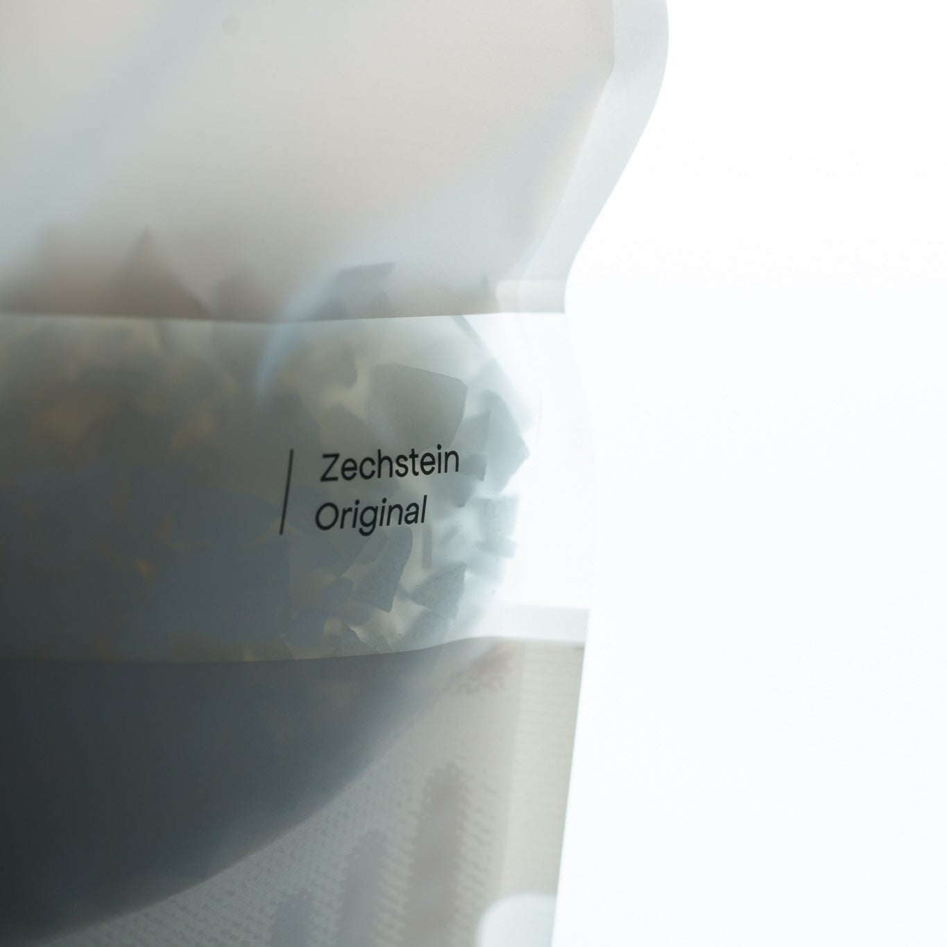 Foto van onze transparante verpakking waarin de Biglysinaat magnesiumcapsules zichtbaar zijn. Geschikt voor dagelijkse suppletie ter ondersteuning van spierontspanning, stressvermindering en een gezonde magnesiumbalans. Verkrijgbaar in onze webshop.