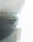 Foto van onze transparante verpakking waarin de Biglysinaat magnesiumcapsules zichtbaar zijn. Geschikt voor dagelijkse suppletie ter ondersteuning van spierontspanning, stressvermindering en een gezonde magnesiumbalans. Verkrijgbaar in onze webshop.