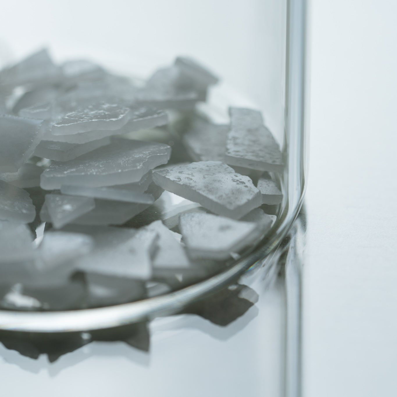 Close-up foto van onze puurste zechstein magnesiumvlokken. Ondersteunt diepe slaap, ontspanning van spieren, gezonde stressniveaus, stabiele bloedsuikers, hart- en botgezondheid en kan helpen bij PMS en hormonale balans. Gemakkelijk te bestellen via onze webshop