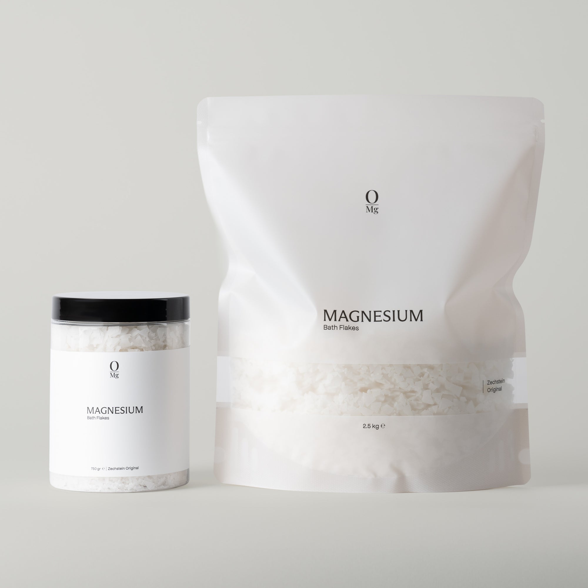 Foto van onze 750g magnesiumvlokken naast de 2,5kg verpakking van de puurste magnesiumvlokken. Eenvoudig te bestellen via onze webshop voor ontspannende baden, spierherstel en ondersteuning van de dagelijkse magnesiumbalans.
