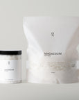 Foto van onze 750g magnesiumvlokken naast de 2,5kg verpakking van de puurste magnesiumvlokken. Eenvoudig te bestellen via onze webshop voor ontspannende baden, spierherstel en ondersteuning van de dagelijkse magnesiumbalans.