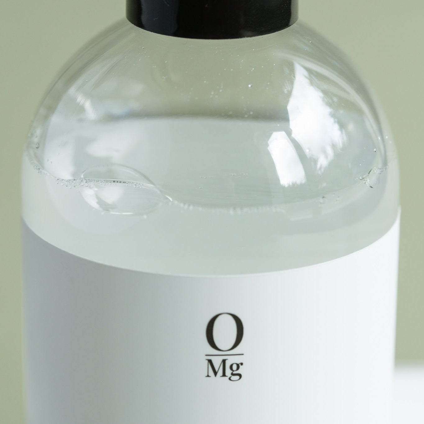 Close-up foto van onze puurste magnesiumolie in een flesje. Magnesium olie zonder toevoegingen. Eenvoudig te bestellen via onze magnesium webshop.