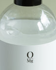 Close-up foto van onze puurste magnesiumolie in een flesje. Magnesium olie zonder toevoegingen. Eenvoudig te bestellen via onze magnesium webshop.