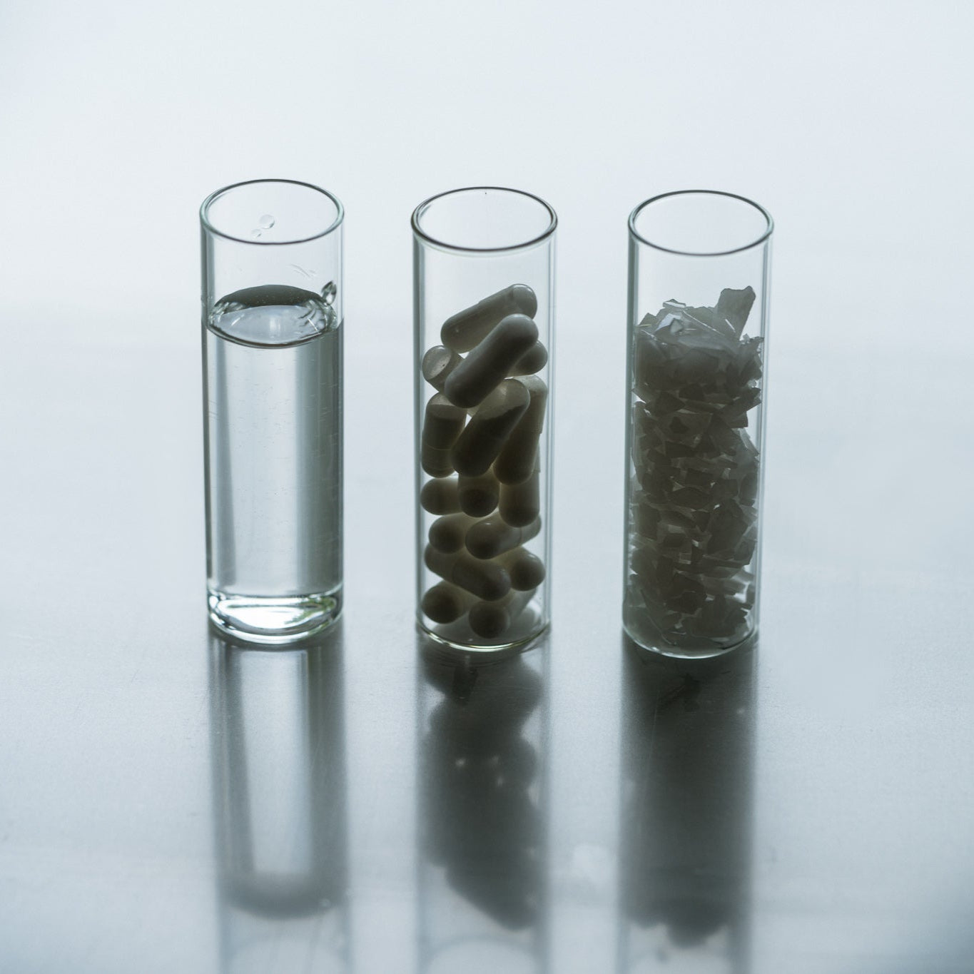 Foto van ons magnesiumassortiment in transparante flesjes: magnesiumolie, oplosbare magnesiumvlokken en magnesiumcapsules. Helder zichtbaar voor een overzicht van de producten, ideaal voor ontspanning, spierherstel en dagelijkse magnesiumsuppletie ter ondersteuning van gezondheid en welzijn.