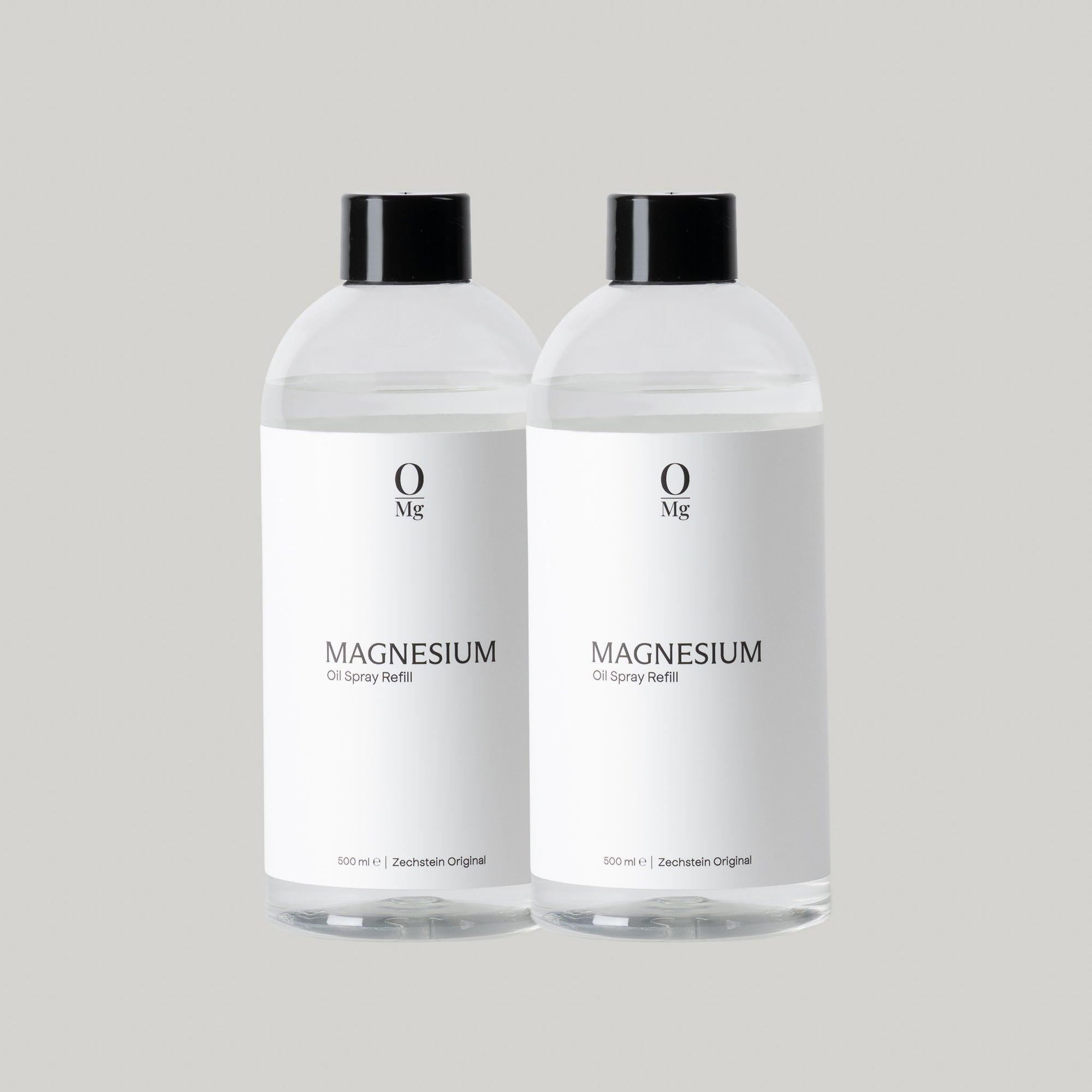 Foto van twee navul flessen magnesiumolie. Gemakkelijk online magnesium producten te bestellen in onze webshop voor dagelijkse huidtoepassing, spierontspanning en ondersteuning van de magnesiumbalans
