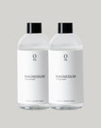 Foto van twee navul flessen magnesiumolie. Gemakkelijk online magnesium producten te bestellen in onze webshop voor dagelijkse huidtoepassing, spierontspanning en ondersteuning van de magnesiumbalans
