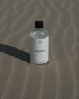 Foto van onze Zechstein 500ml magnesium navulfles in de branding op het strand. Ondersteunt diepe slaap, ontspanning van spieren, gezonde stressniveaus, stabiele bloedsuikers, hart- en botgezondheid en kan helpen bij PMS en hormonale balans. Eenvoudig te bestellen via onze webshop.