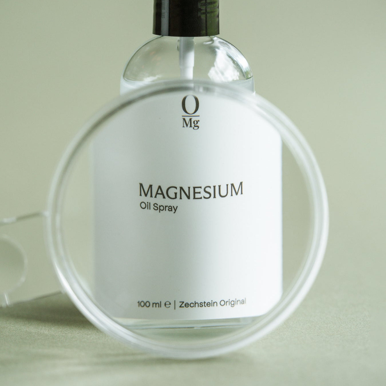 Vooraanzicht van onze 100ml magnesiumspray. Hoogwaardige magnesiumsuppletie voor huidtoepassing, ontspanning, spierherstel, verbeterde slaap en ondersteuning van bot- en hartgezondheid. Verkrijgbaar in onze gespecialiseerde magnesium webshop.