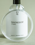 Vooraanzicht van onze 100ml magnesiumspray. Hoogwaardige magnesiumsuppletie voor huidtoepassing, ontspanning, spierherstel, verbeterde slaap en ondersteuning van bot- en hartgezondheid. Verkrijgbaar in onze gespecialiseerde magnesium webshop.