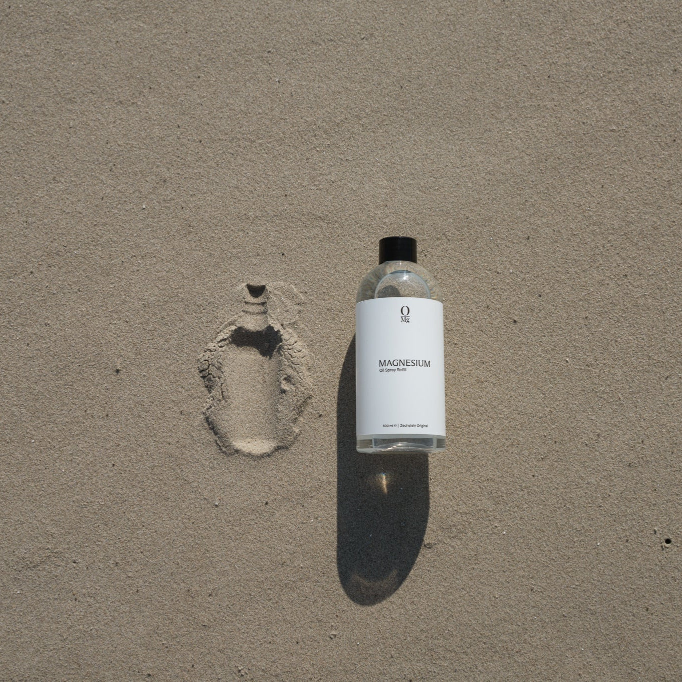 500ml navulfles magnesiumolie op het strand. De beste magnesium olie voor sporters. Eenvoudig online te bestellen in onze webshop.