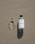 500ml navulfles magnesiumolie op het strand. De beste magnesium olie voor sporters. Eenvoudig online te bestellen in onze webshop.