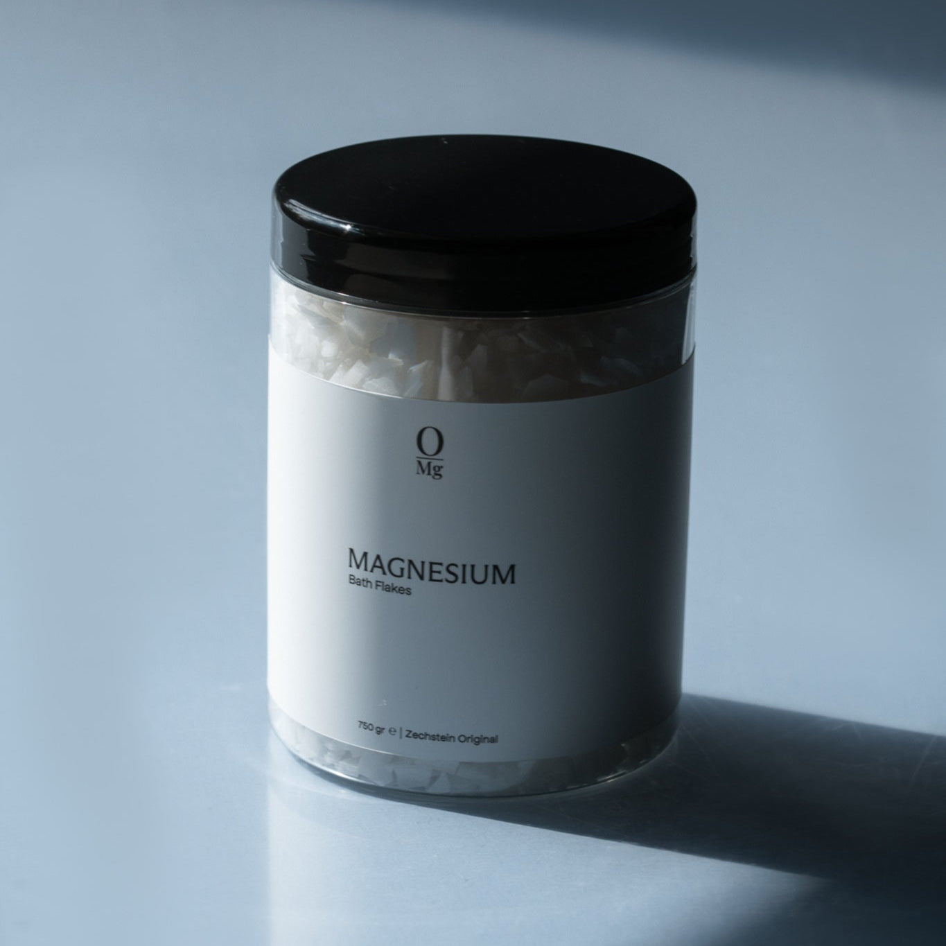 Foto van onze puurste magnesiumvlokken. Ondersteunt diepe slaap, ontspanning van spieren, gezonde stressniveaus, stabiele bloedsuikers, hart- en botgezondheid, en kan helpen bij PMS en hormonale balans. Eenvoudig te bestellen via onze webshop.