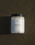 Onze magnesium pot in de branding op het strand, omgeven door zand en water. Ondersteunt ontspanning, spierherstel, diepe slaap en een gezonde magnesiumbalans. Gemakkelijk te koop via onze webshop.