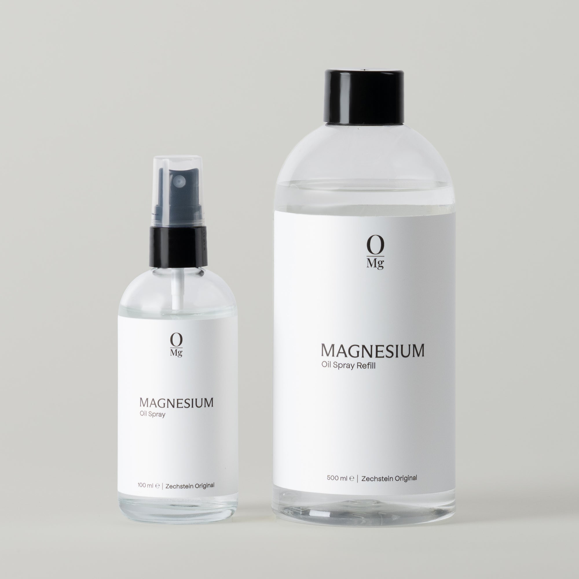 Foto van onze 100ml magnesiumspray naast de 500ml navulfles magnesiumolie. Handige combinatie voor dagelijkse huidtoepassing en eenvoudig navullen. Beide producten zijn direct verkrijgbaar in onze webshop ter ondersteuning van spierontspanning en een gezonde magnesiumbalans