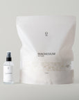 Foto van onze 100ml magnesiumspray naast 2,5kg magnesiumvlokken. Ideaal voor huidtoepassing en ontspannende baden, ter ondersteuning van spierontspanning, welzijn en een gezonde magnesiumbalans. Beide producten zijn verkrijgbaar in onze webshop