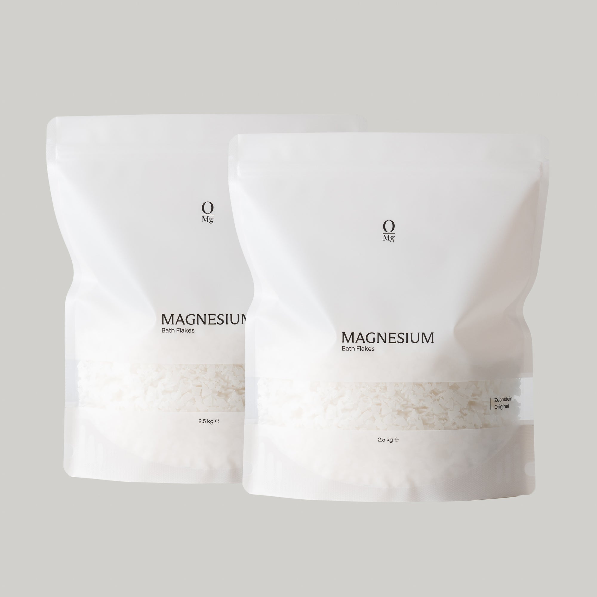 Foto van twee zakken van 2,5 kg magnesiumvlokken. Onze puurste magnesiumvlokken zijn eenvoudig online te bestellen via onze webshop, ideaal voor ontspannende baden, spierherstel en dagelijkse magnesiumsuppletie.