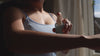 Video magnesium spray op huid en vallende magnesium bad vlokken. Magnesium wordt gemasseerd in de huid. 