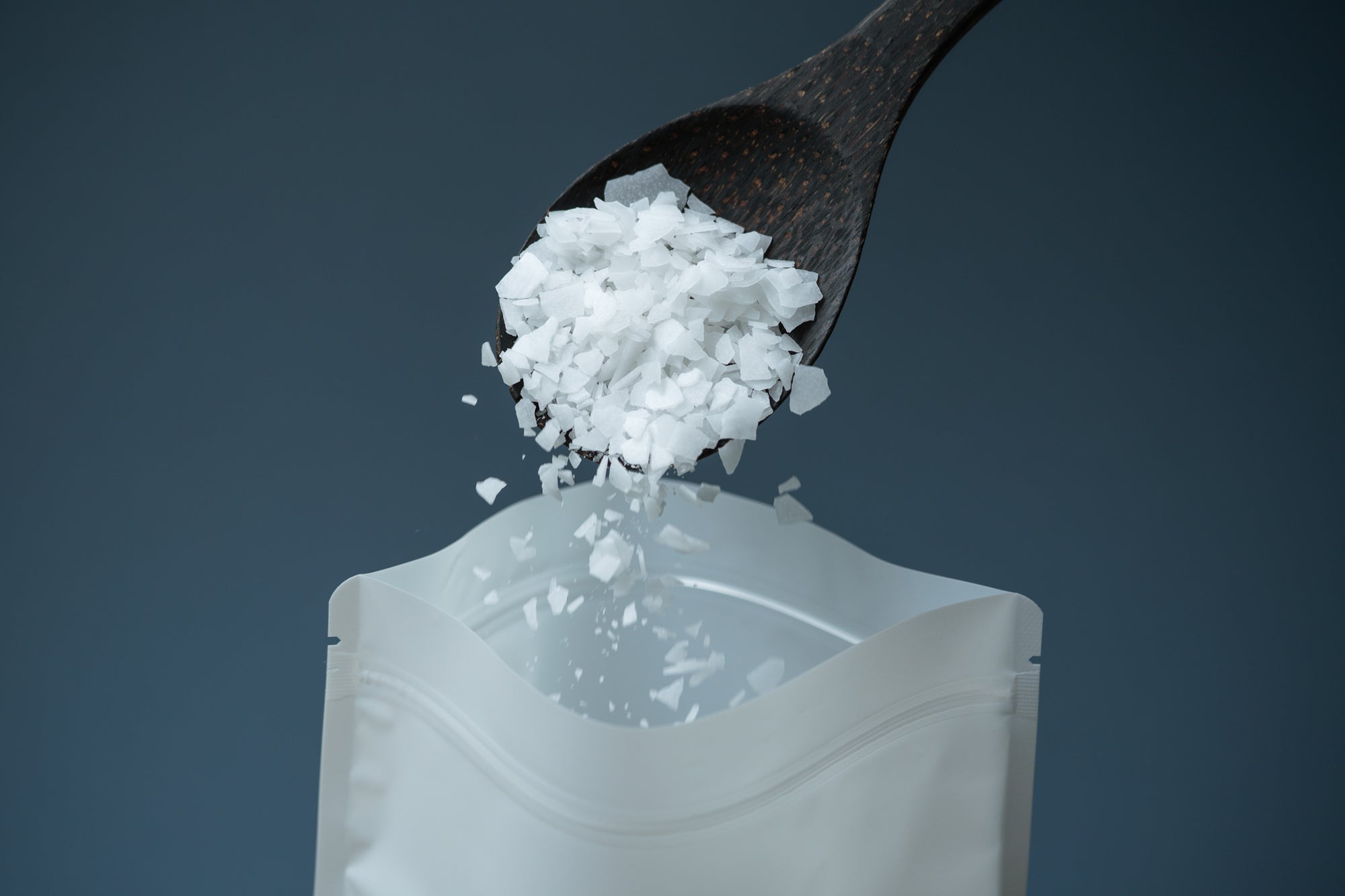 Magnesium vlokken die vallen in bad 
