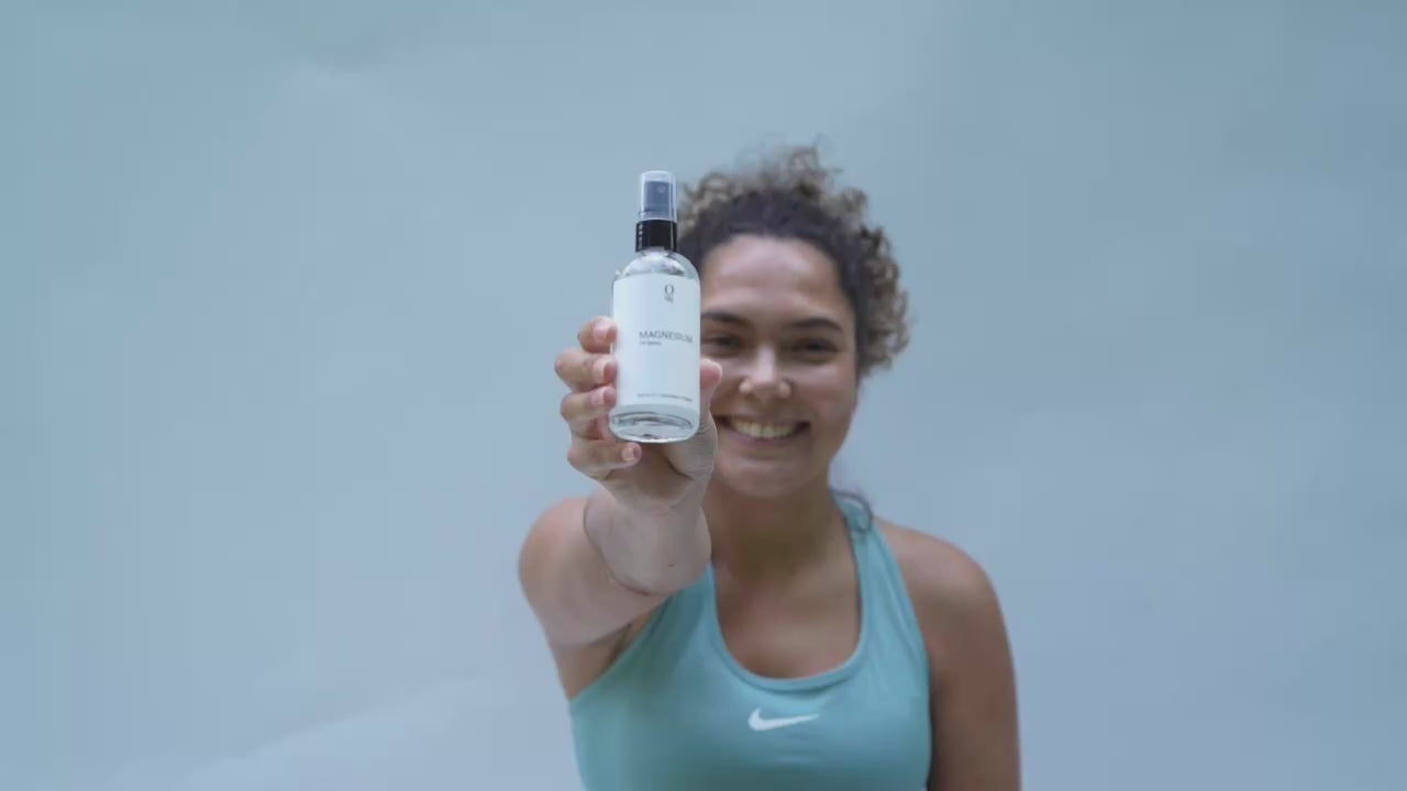 Video van magnesiumvlokken die in warm badwater worden gestrooid, oplosbaar voor een ontspannend magnesiumbad. Ideaal voor spierontspanning, stressvermindering en ondersteuning van de magnesiumbalans voor wellness en selfcare.