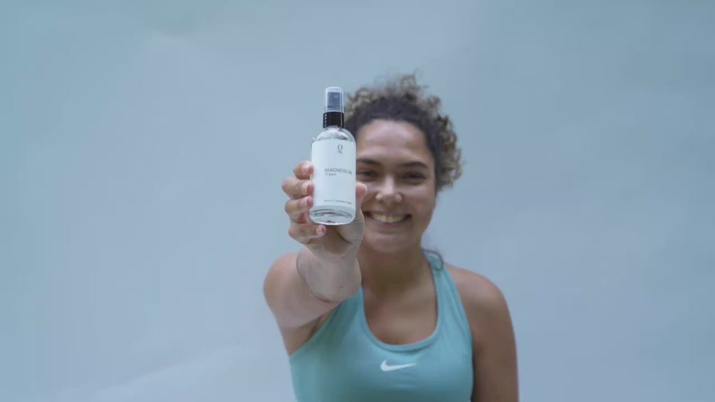 Video van magnesiumvlokken die in warm badwater worden gestrooid, oplosbaar voor een ontspannend magnesiumbad. Ideaal voor spierontspanning, stressvermindering en ondersteuning van de magnesiumbalans voor wellness en selfcare.