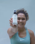 Video van magnesiumvlokken die in warm badwater worden gestrooid, oplosbaar voor een ontspannend magnesiumbad. Ideaal voor spierontspanning, stressvermindering en ondersteuning van de magnesiumbalans voor wellness en selfcare.